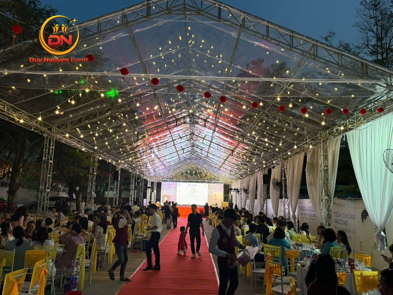 Cho thuê nhà bạt trong suốt được trang trí đèn fairy light và hoa tươi cho tiệc cưới ngoài trời lãng mạn.