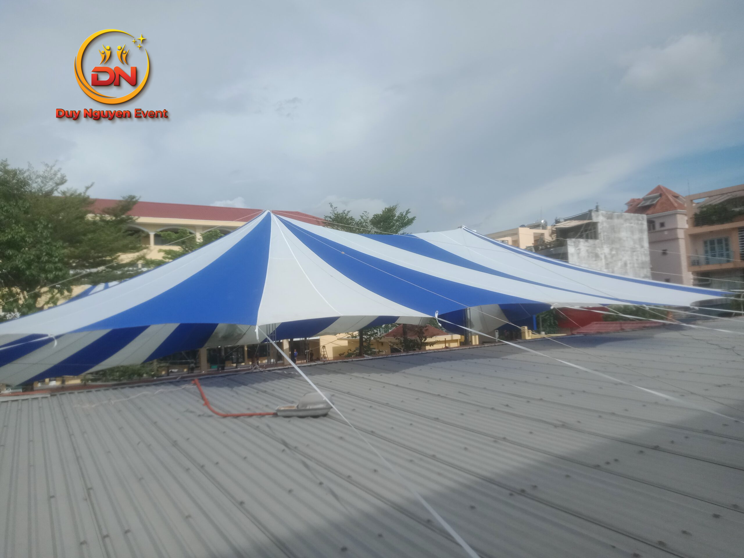 Dù cánh dơi che nắng cho lễ khởi công tại khu công nghiệp ở TPHCM.