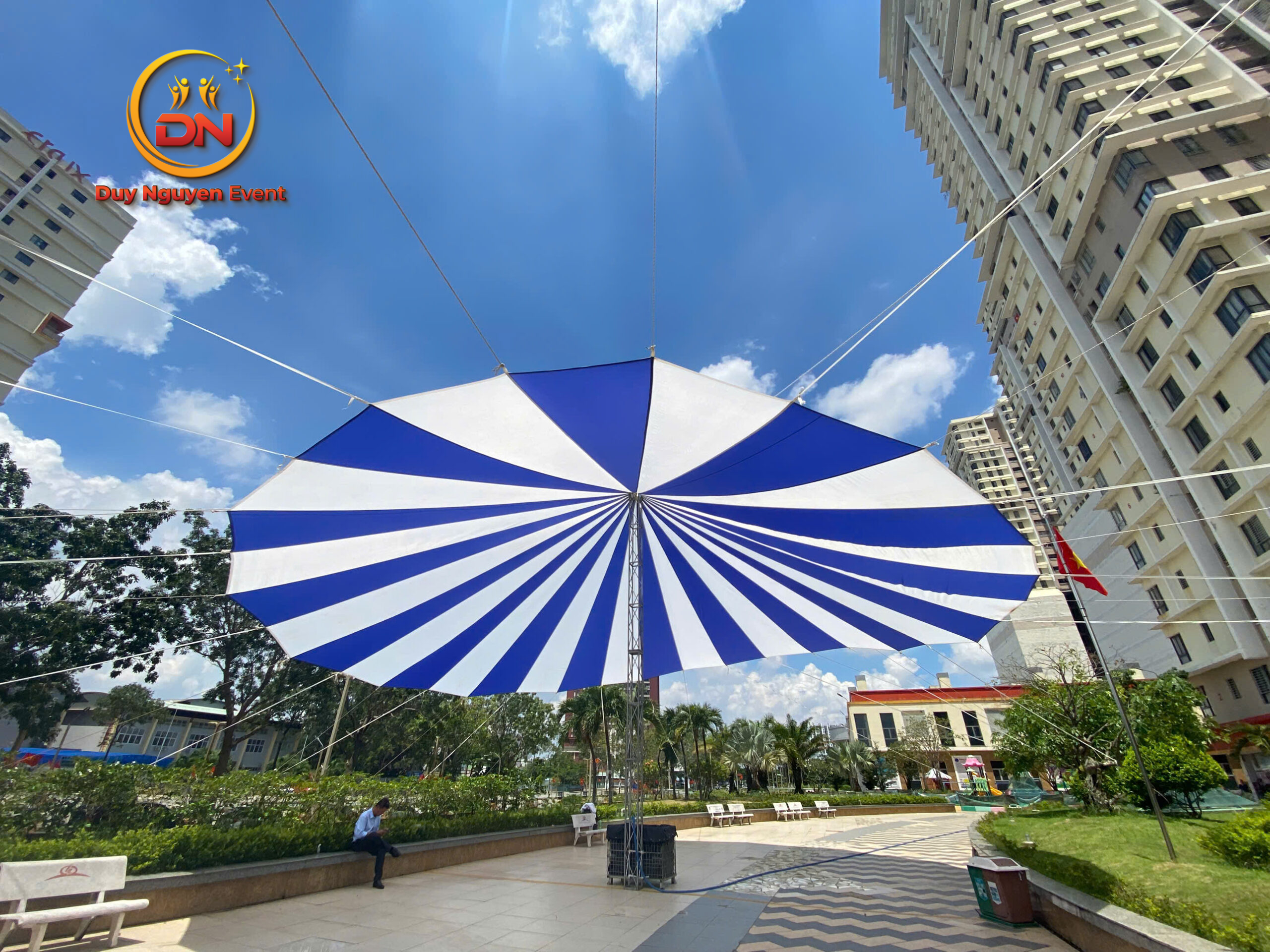 Cho thuê dù tròn đường kính 20m che sự kiện khai giảng tại trường học.