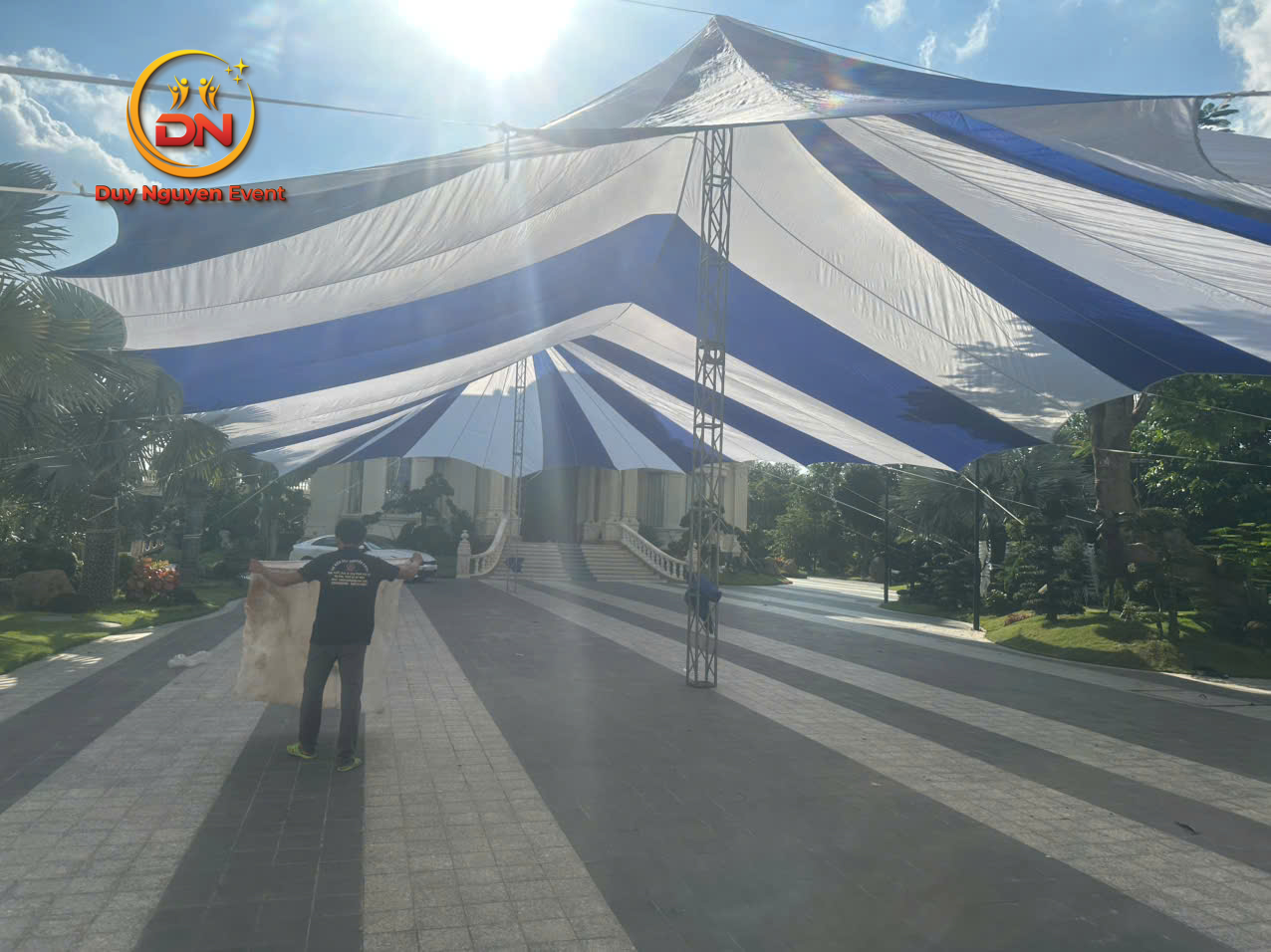 Đội ngũ Sự Kiện Duy Nguyễn đang lắp đặt dù che sự kiện cho trường học tại quận Thủ Đức, TPHCM