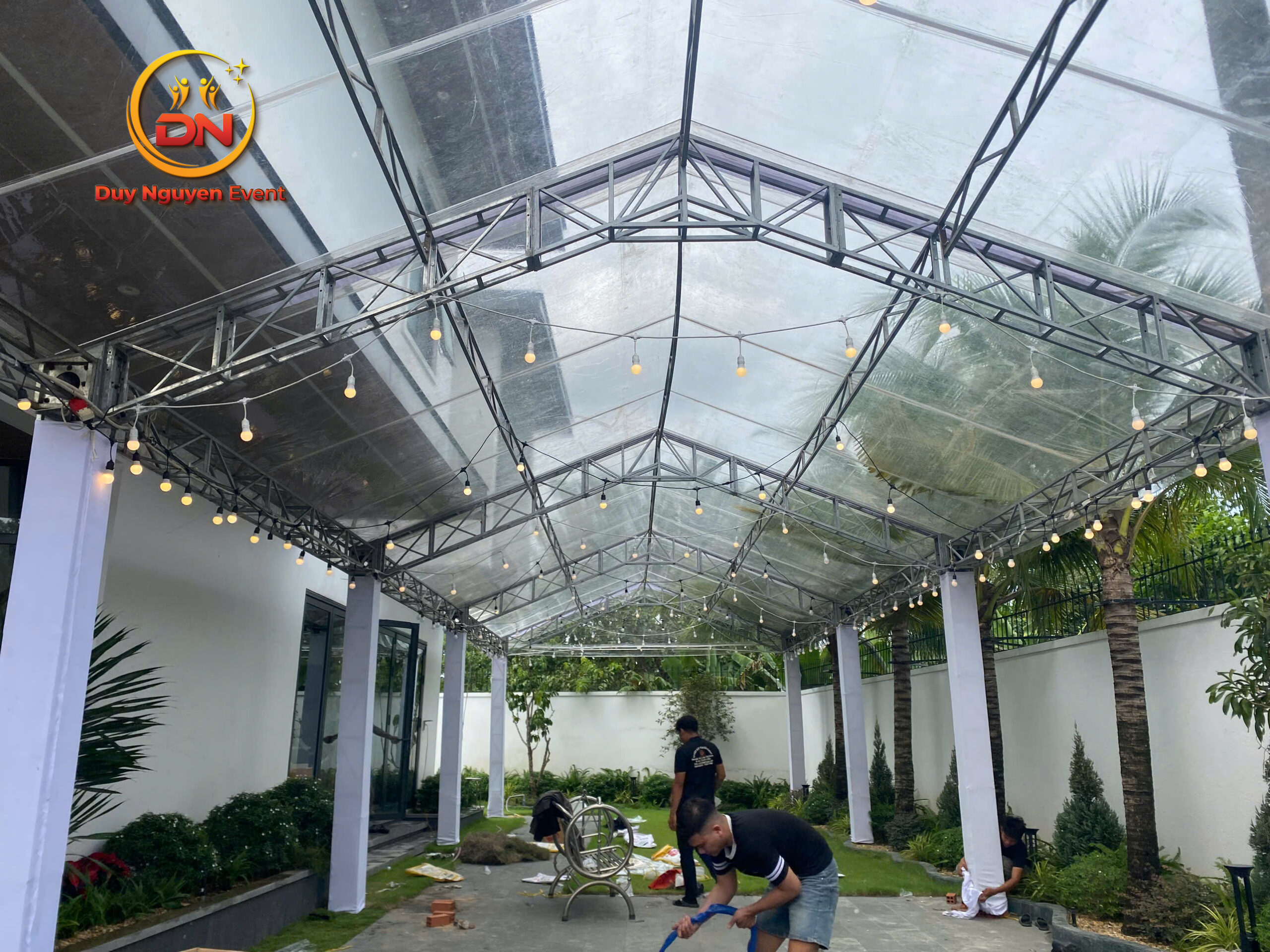 Đội ngũ Sự Kiện Duy Nguyễn đang lắp đặt nhà bạt trong suốt cho một sự kiện tại Bình Dương.