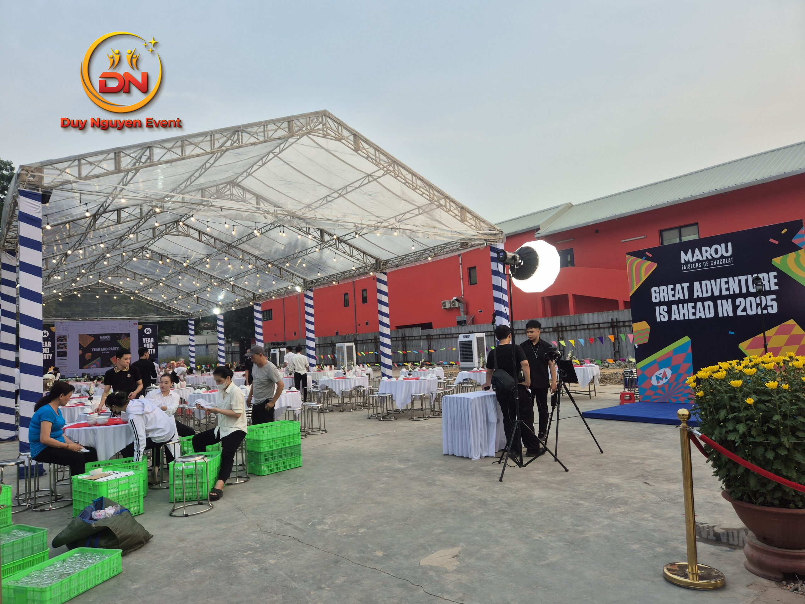 Nhà bạt trong suốt được lắp đặt hệ thống điều hòa công nghiệp để đảm bảo không gian mát mẻ.