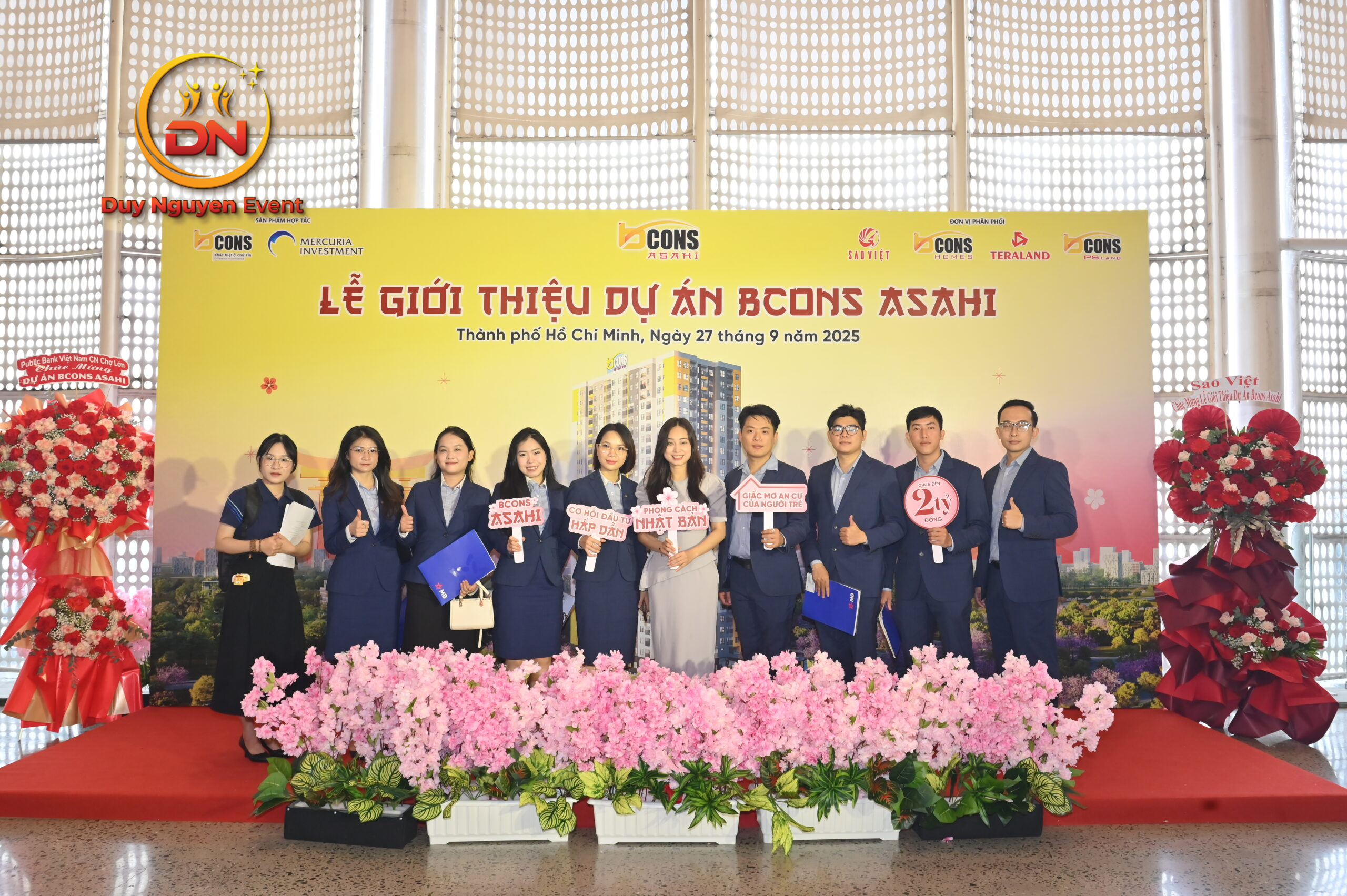 Sân khấu và khung backdrop chính tại sự kiện Bcons Asahi, được thi công chuyên nghiệp bởi Sự Kiện Duy Nguyễn.