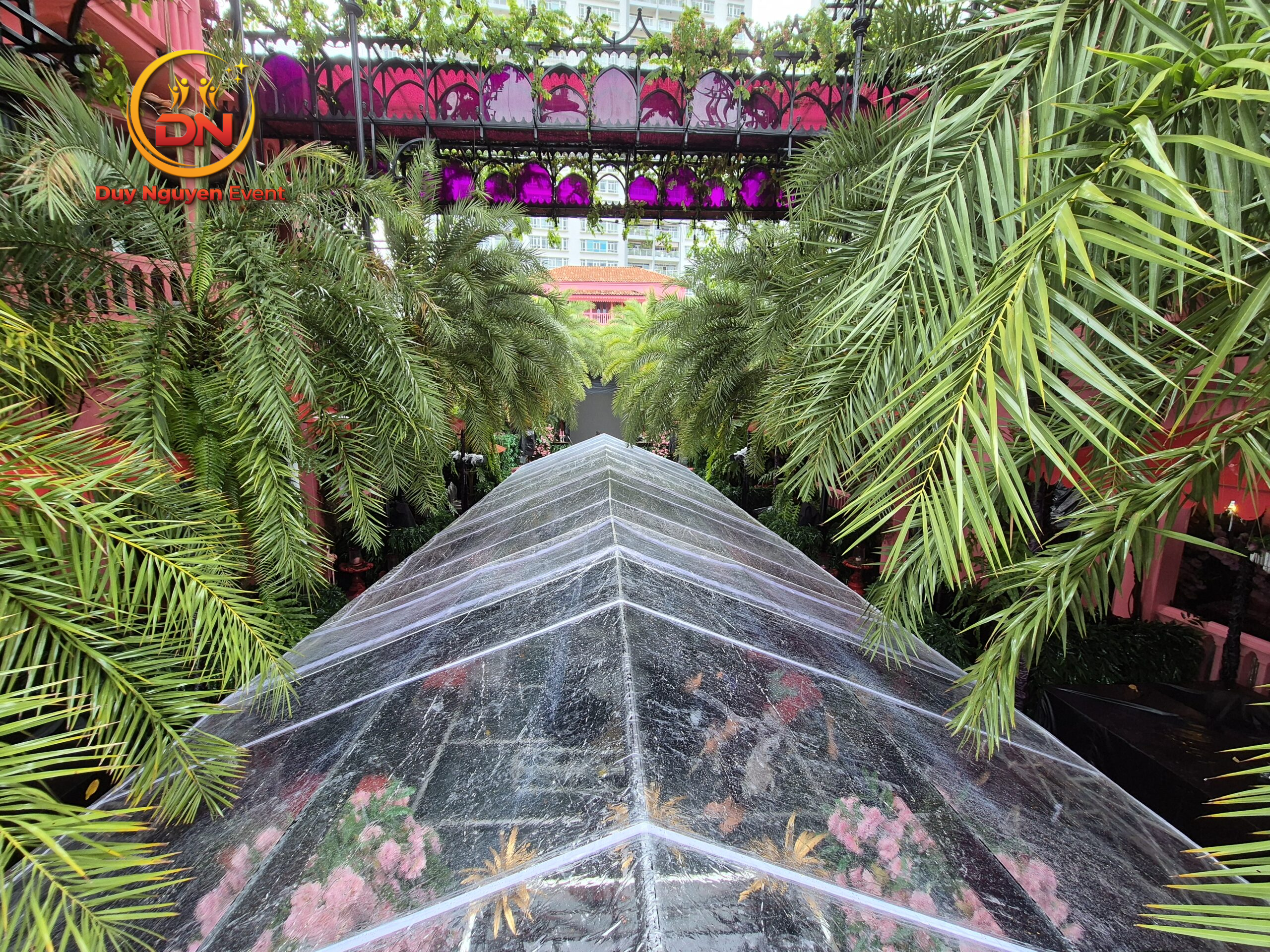 Ý tưởng trang trí nhà bạt trong suốt với hoa tươi và cây xanh tạo không gian sân vườn.
