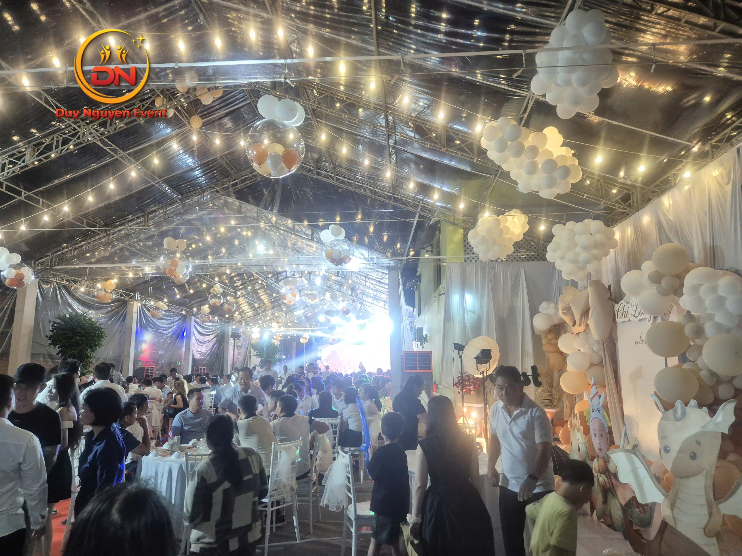 Bầu trời sao nhân tạo được tạo nên từ hàng nghìn bóng đèn nhỏ bên dưới mái rạp nhựa trong