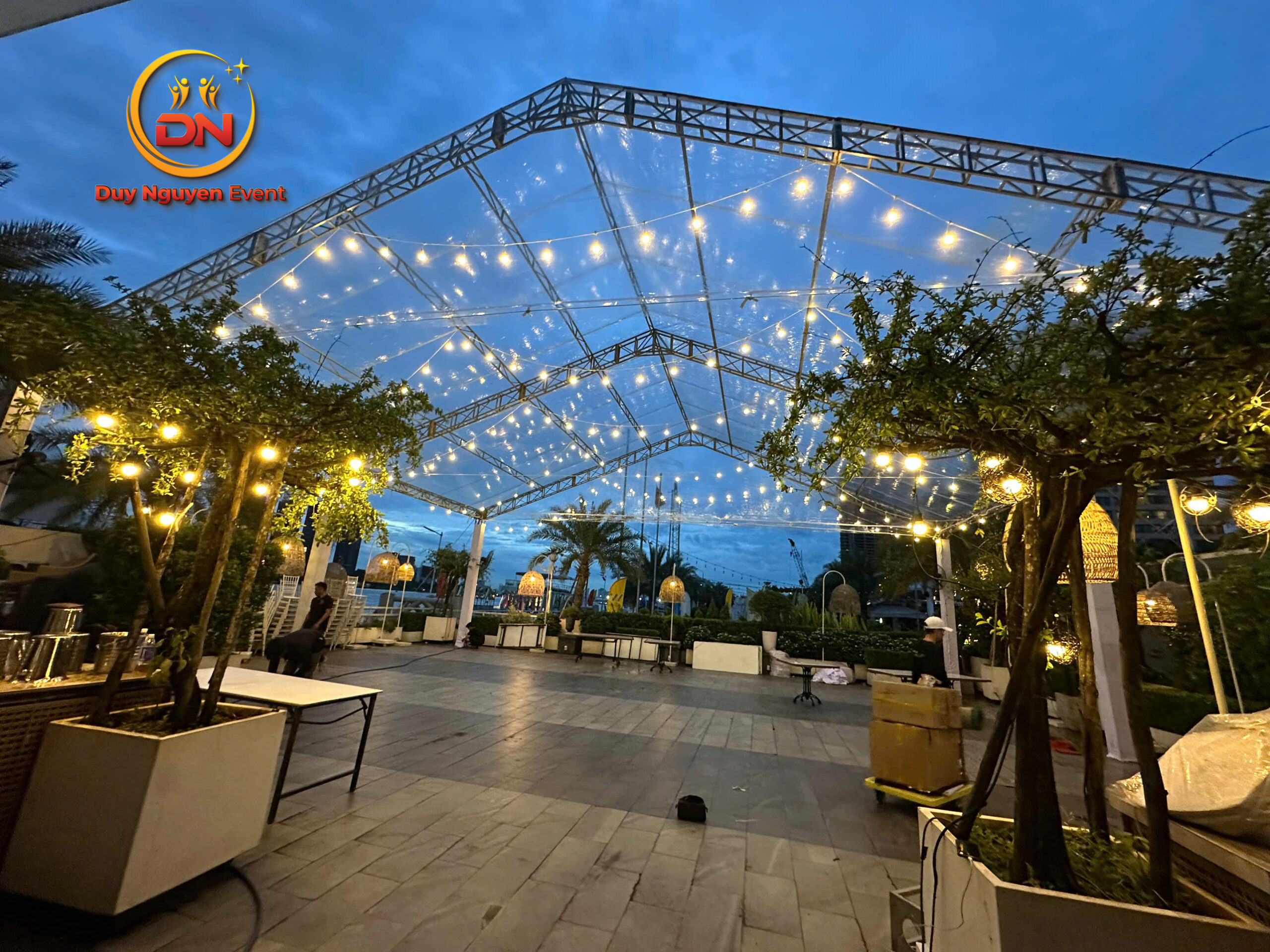 Chất liệu bạt PVC trong suốt cao cấp và kết cấu khung truss nhôm kiên cố của nhà bạt.