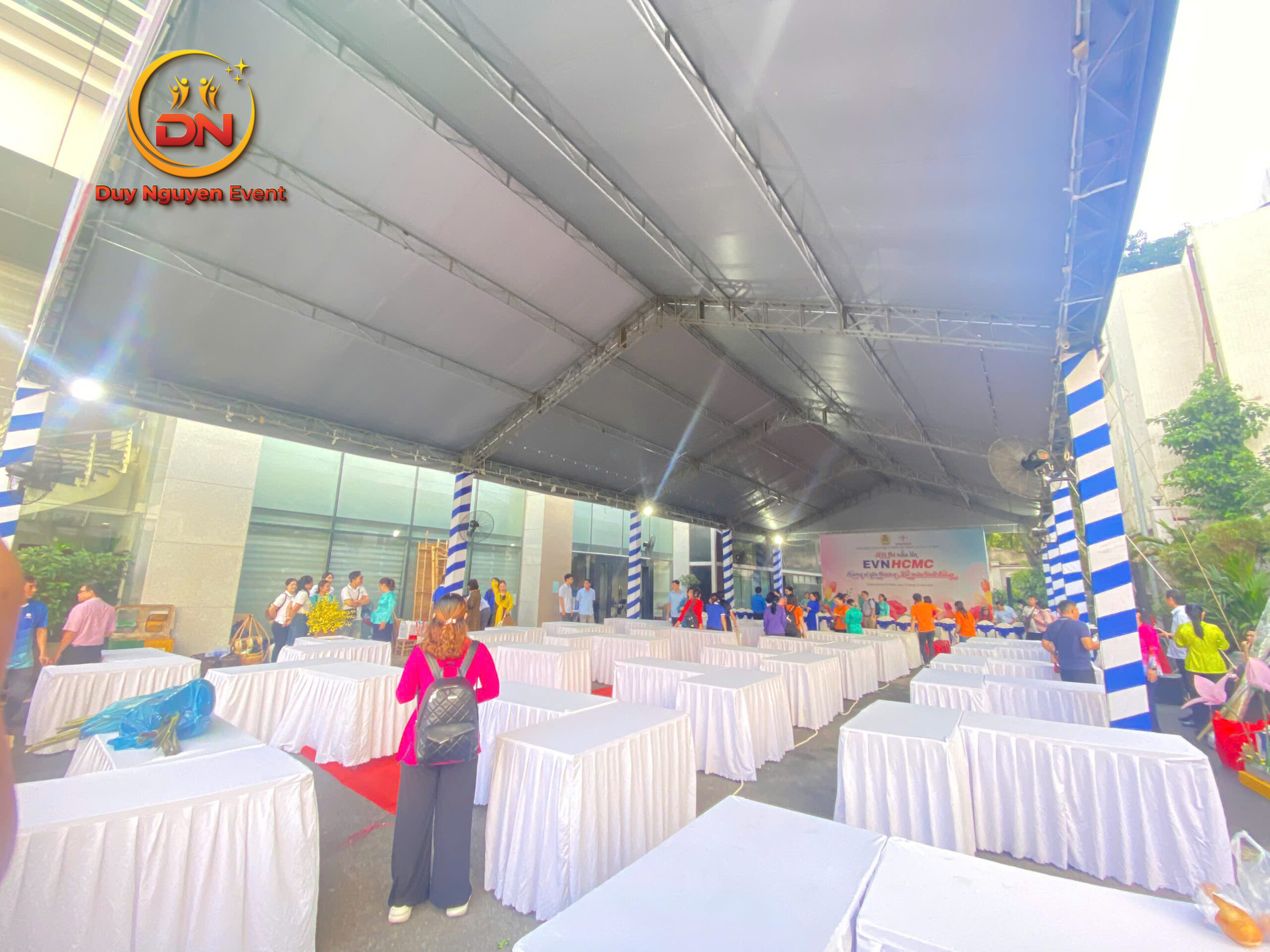 Cận cảnh kết cấu khung truss 15m hoặc 20m hoành tráng.