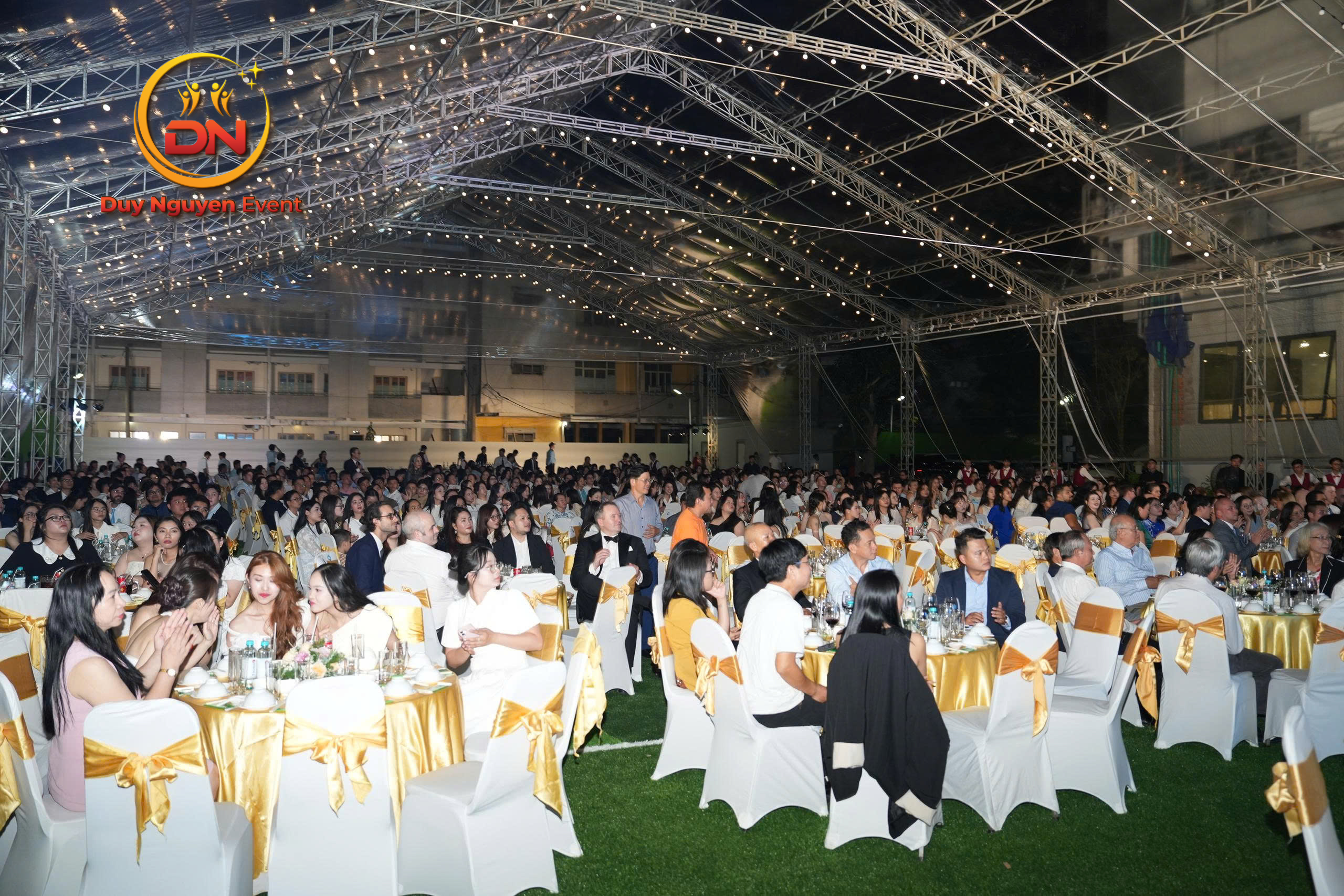 Dịch vụ cho thuê nhà bạt không gian trong suốt khẩu độ lớn phục vụ sự kiện đông người.