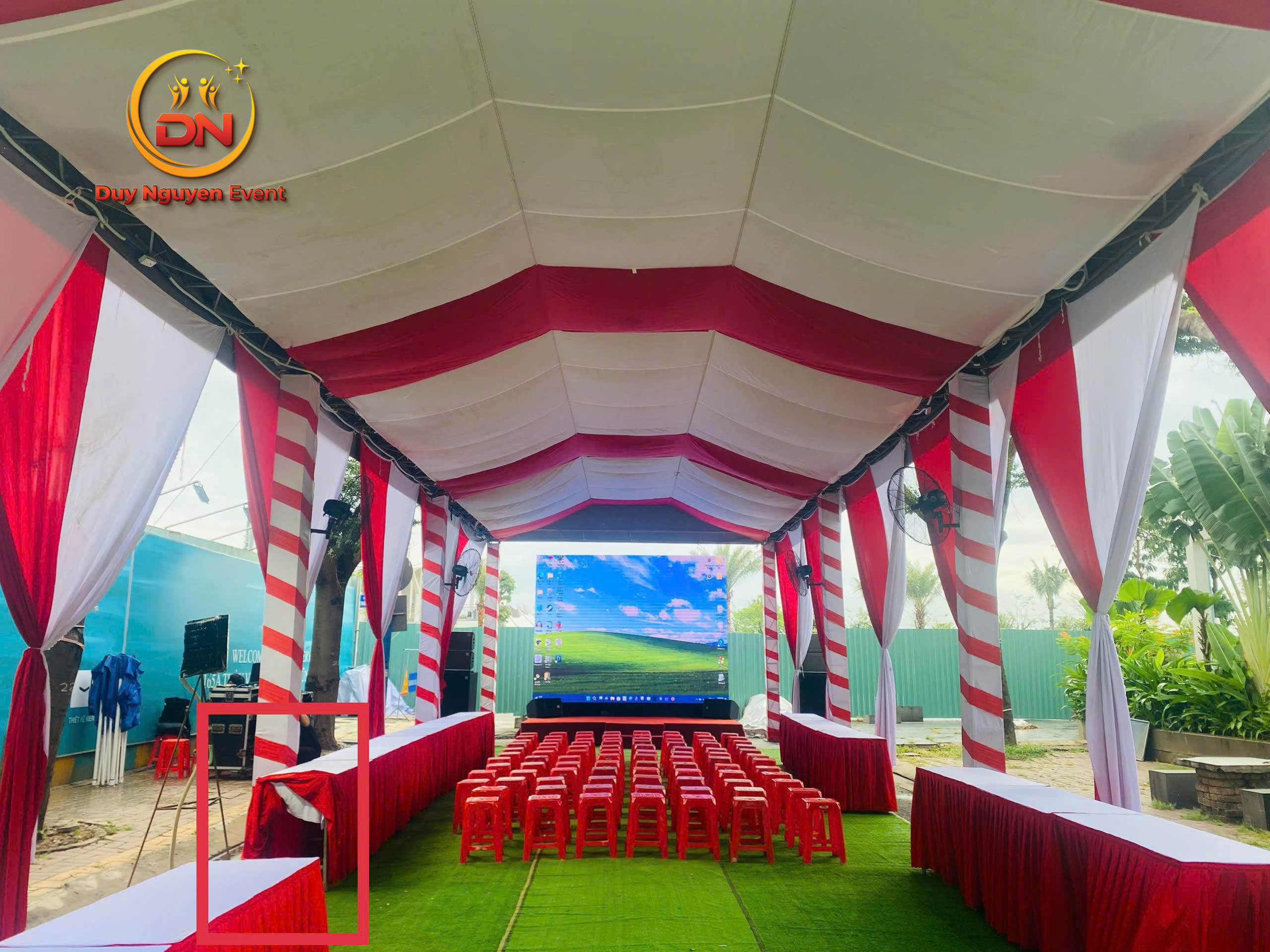 Nhà bạt lễ khởi công có trải thảm đỏ và quấn ruy băng.
