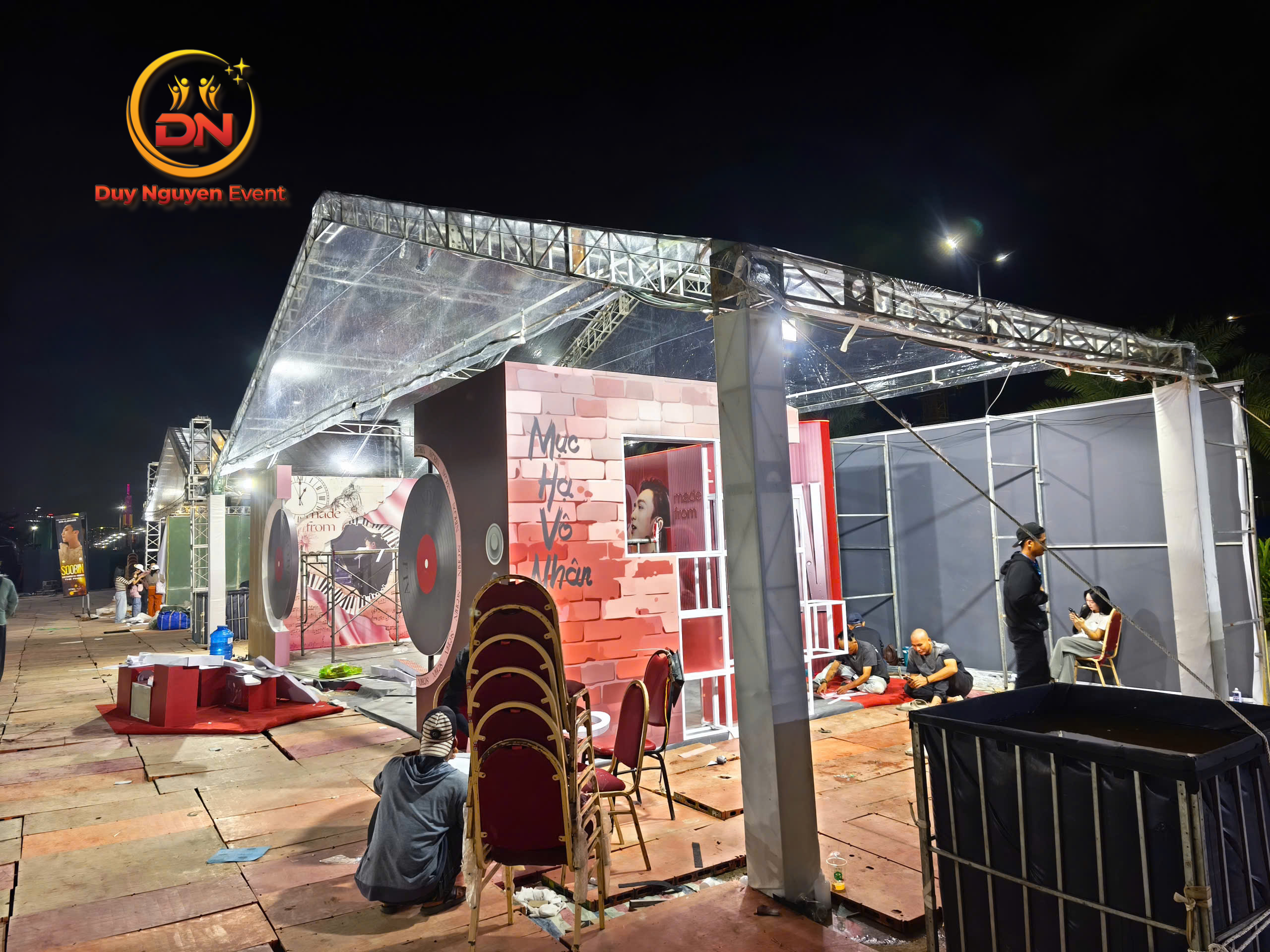 Đội ngũ kỹ thuật Sự Kiện Duy Nguyễn đang thi công lắp đặt rạp trong suốt chuyên nghiệp và an toàn.