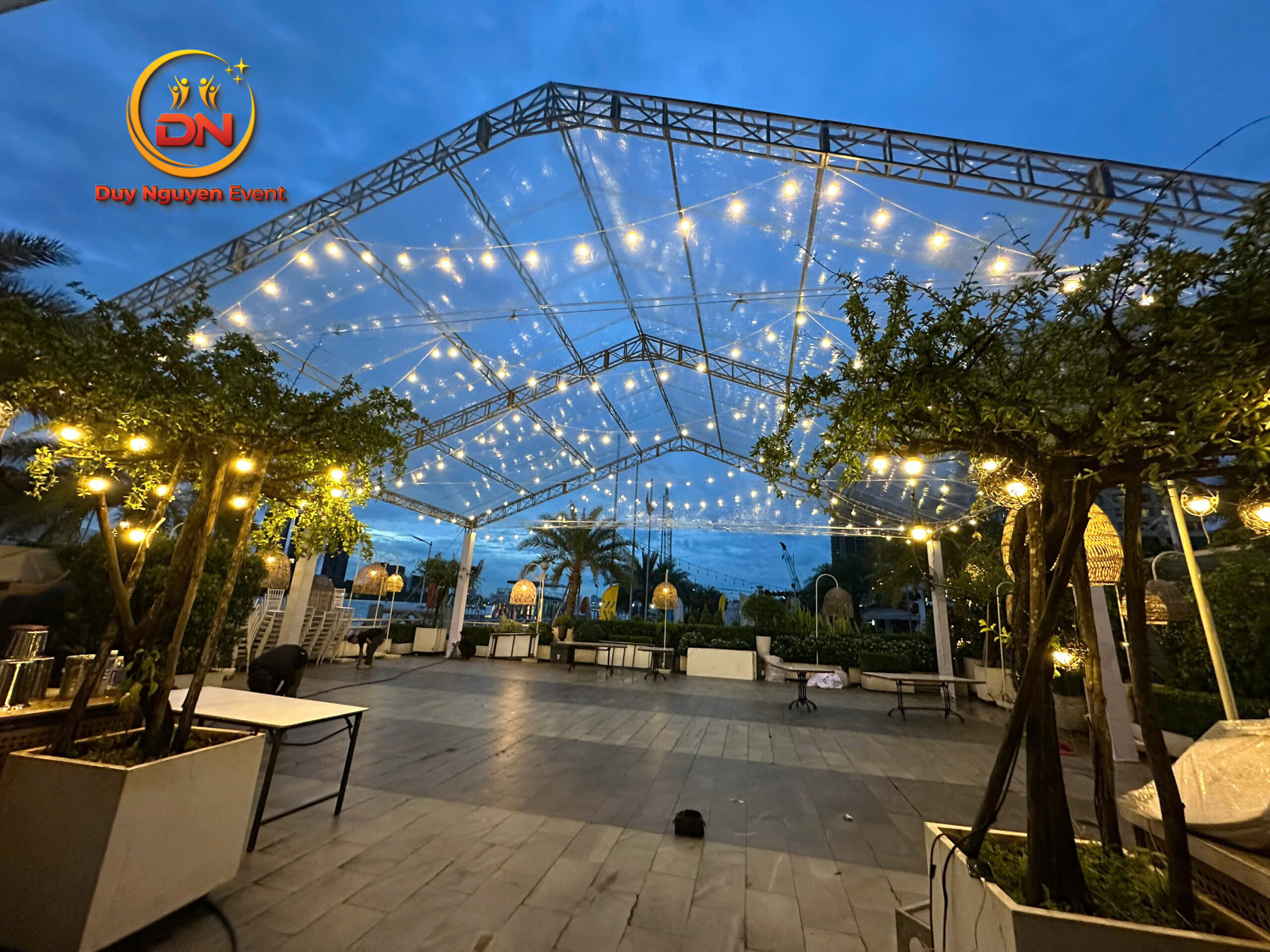 Hình ảnh nhà bạt trong suốt lung linh vào ban đêm tại TPHCM