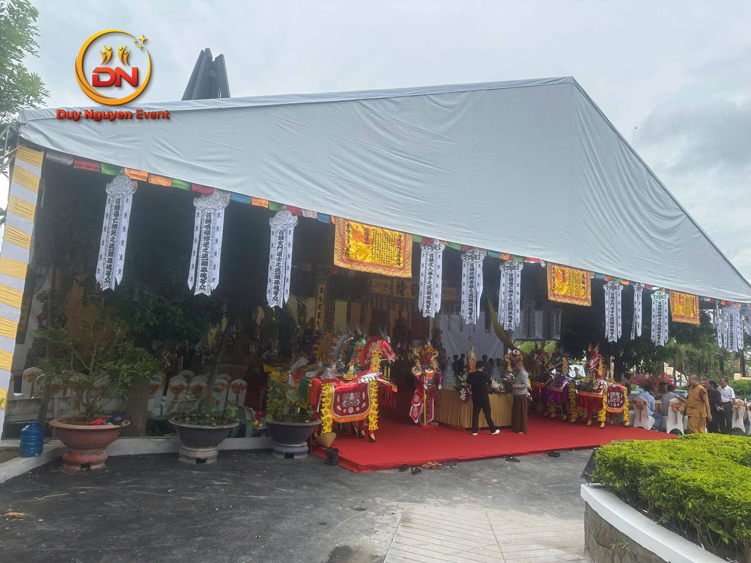 Cận cảnh kết cấu khung truss nhôm sáng bóng và bạt mới.