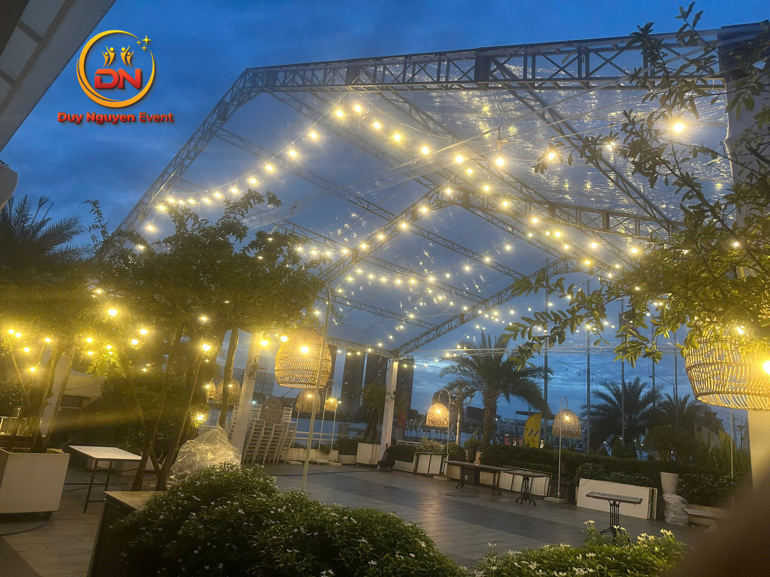 Mẫu nhà bạt trong suốt tổ chức sự kiện buổi tối lung linh với hiệu ứng ánh sáng đèn vàng