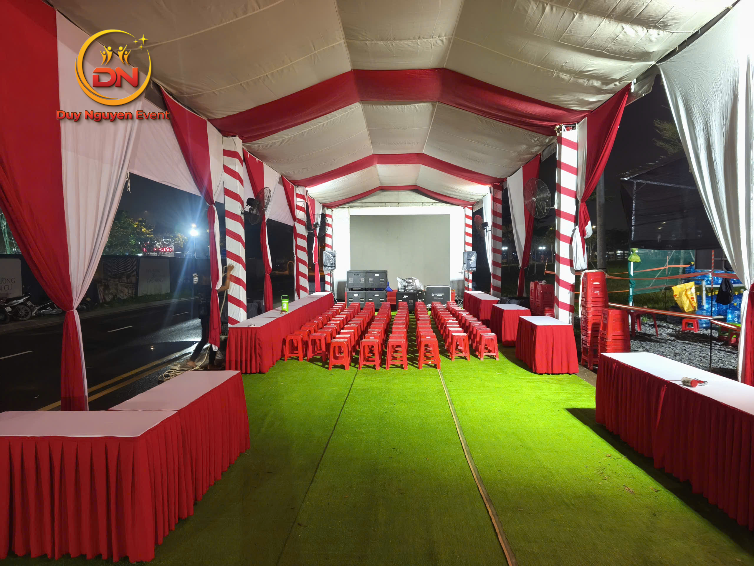 Nhà bạt đang che mưa tốt, bên trong khách vẫn dự tiệc bình thường.