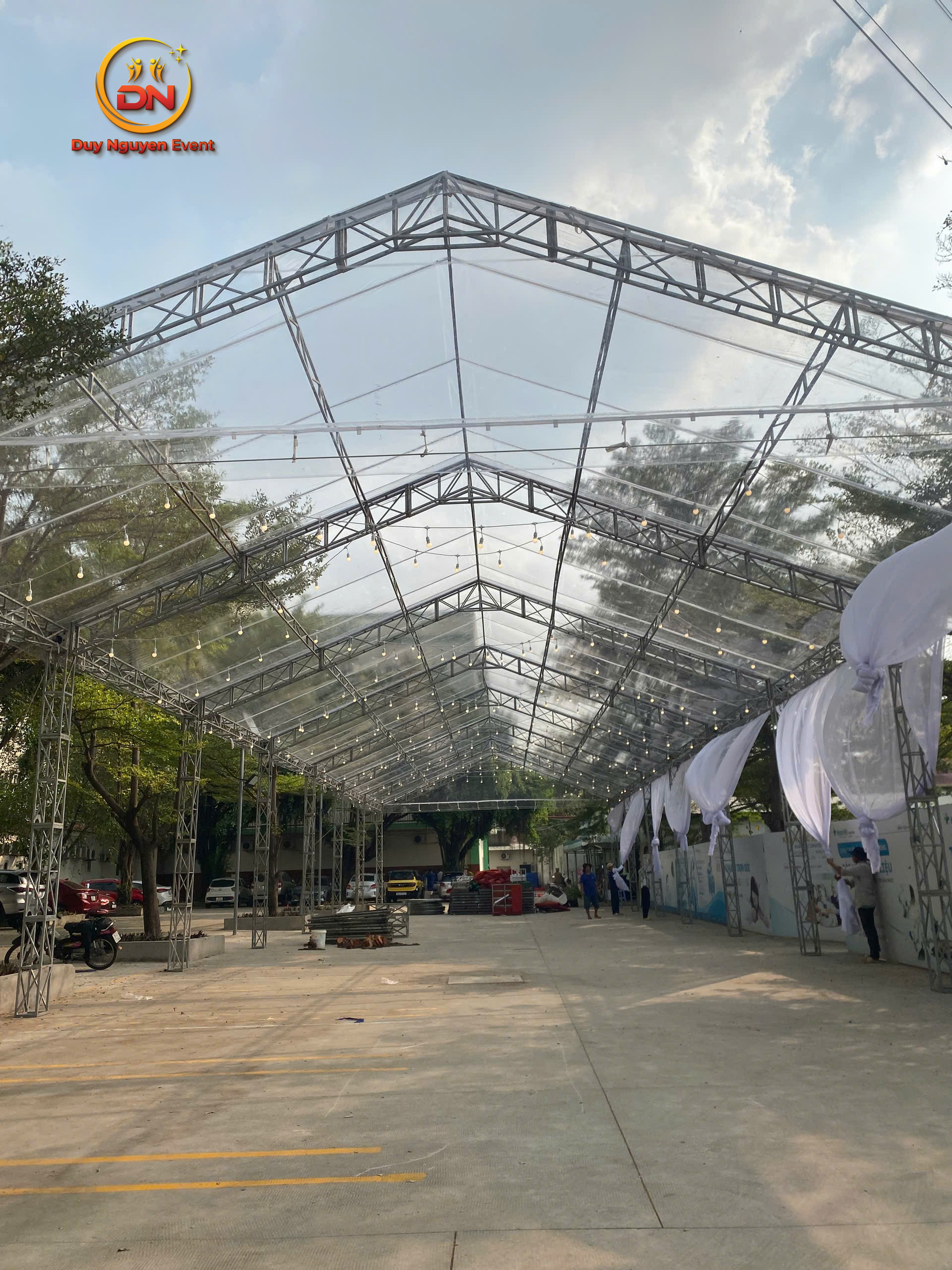 Tiệc cưới buổi tối với nhà bạt trong suốt, đèn trang trí lung linh.