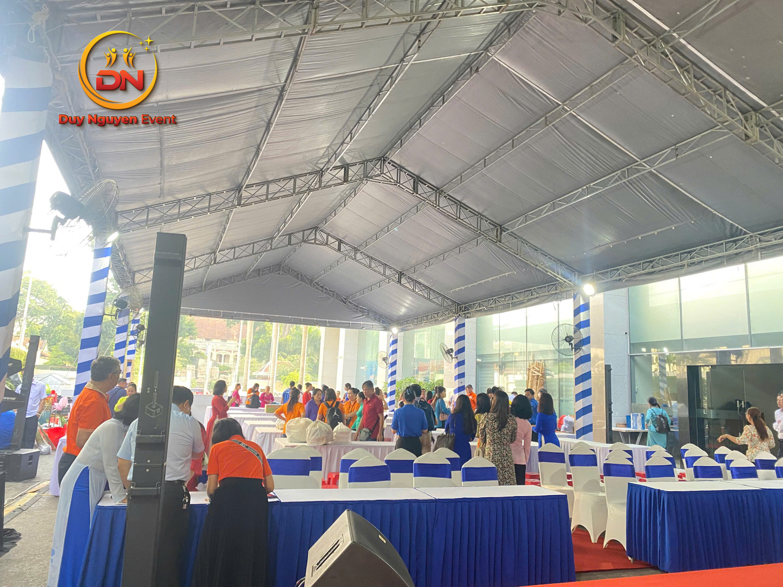 Cận cảnh khung nhà bạt không gian kiên cố, an toàn của Sự Kiện Duy Nguyễn.