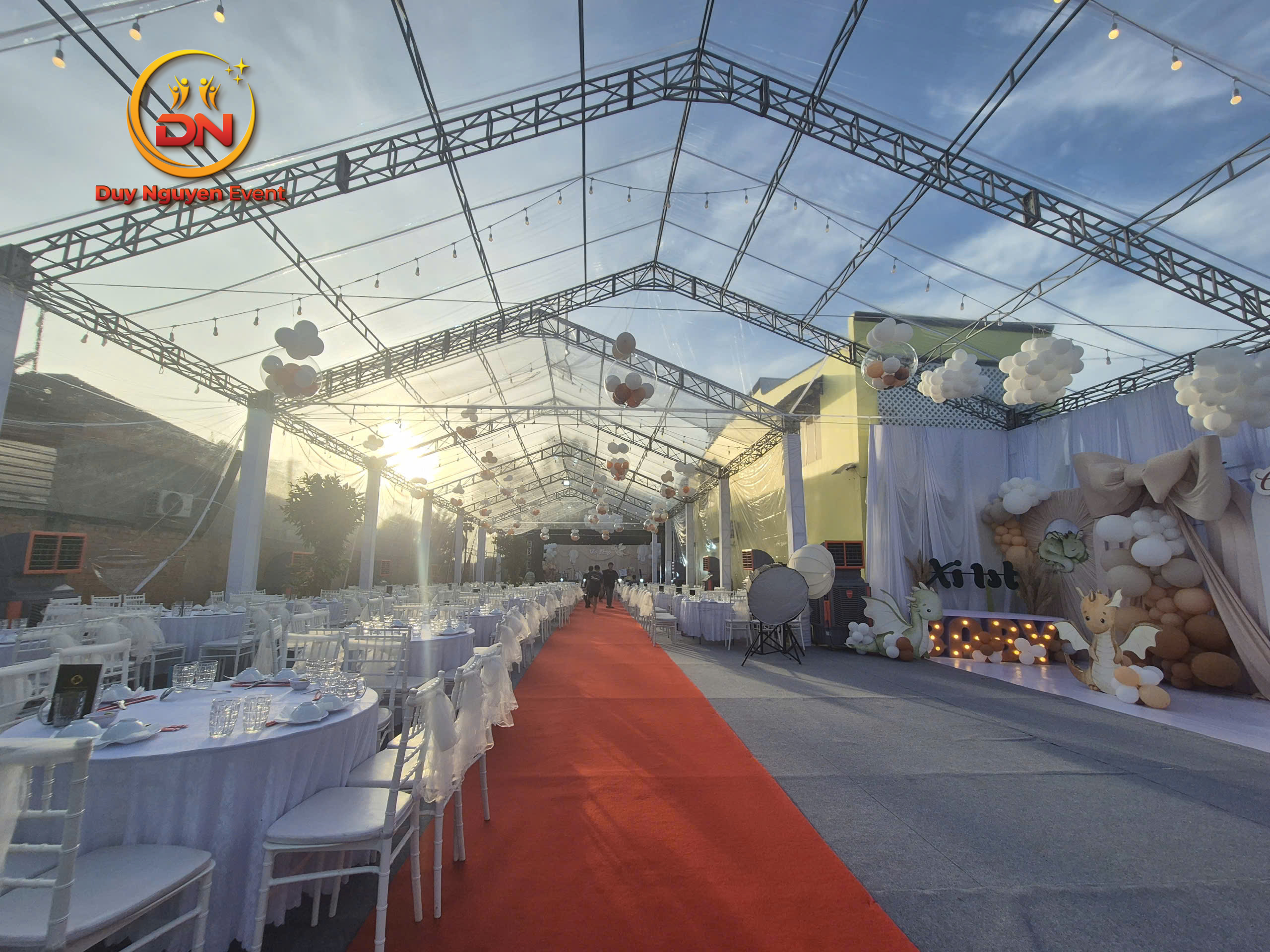 Nhà bạt sự kiện Đồng Nai trang bị sàn, thảm, quạt.