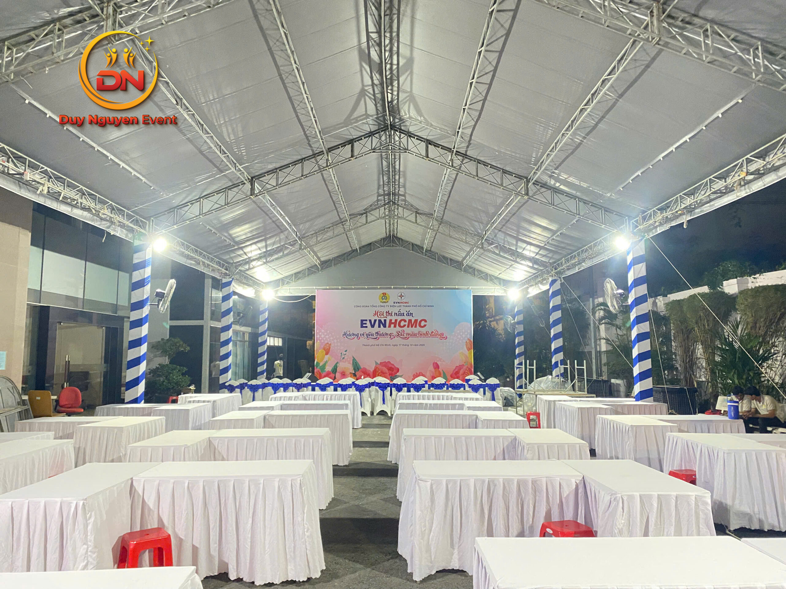 Không gian bên trong nhà bạt thoáng mát sang trọng