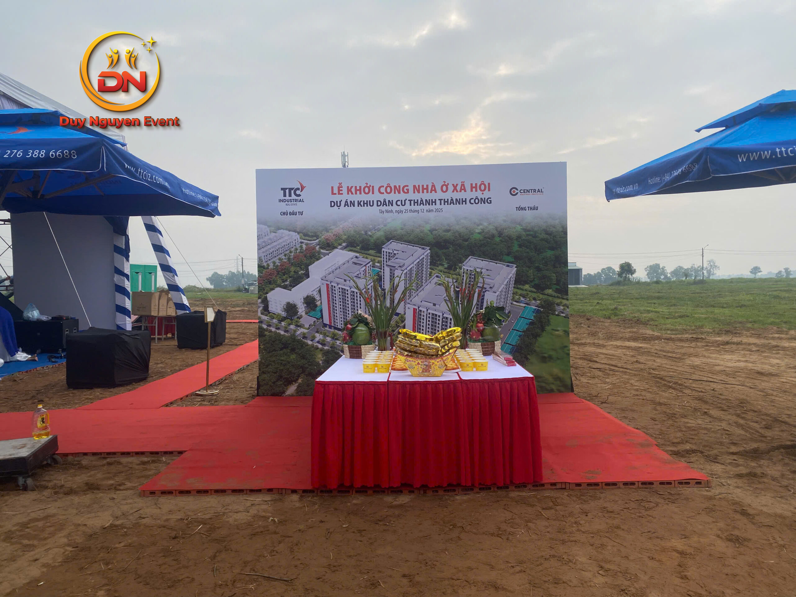 Các đại biểu thực hiện nghi thức xúc cát động thổ dự án nhà ở xã hội khu dân cư Thành Thành Công