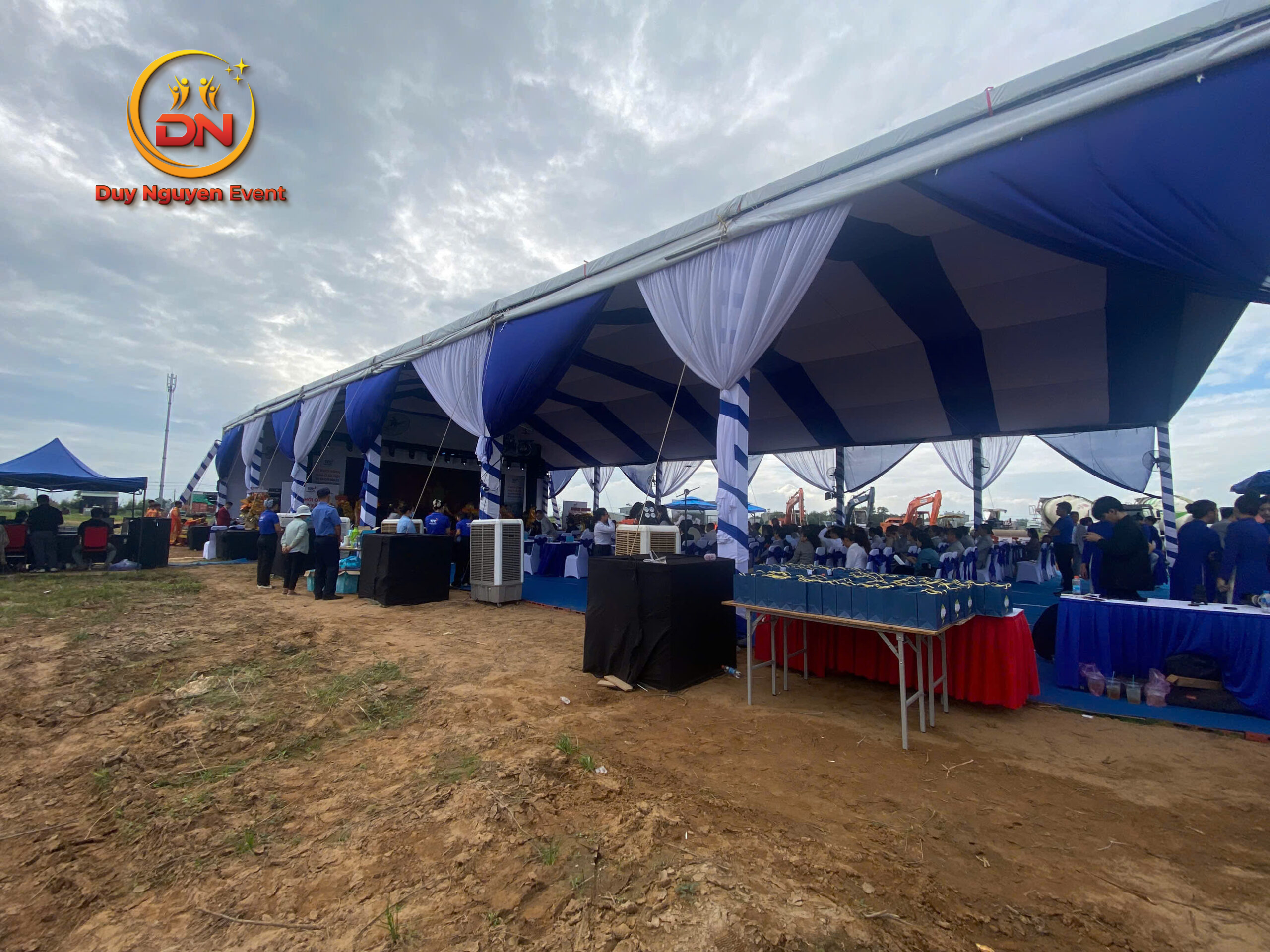 Kết cấu khung truss hợp kim nhôm của nhà bạt sự kiện giúp chịu gió mạnh và mưa lớn tại địa hình đồi dốc Đà Lạt.