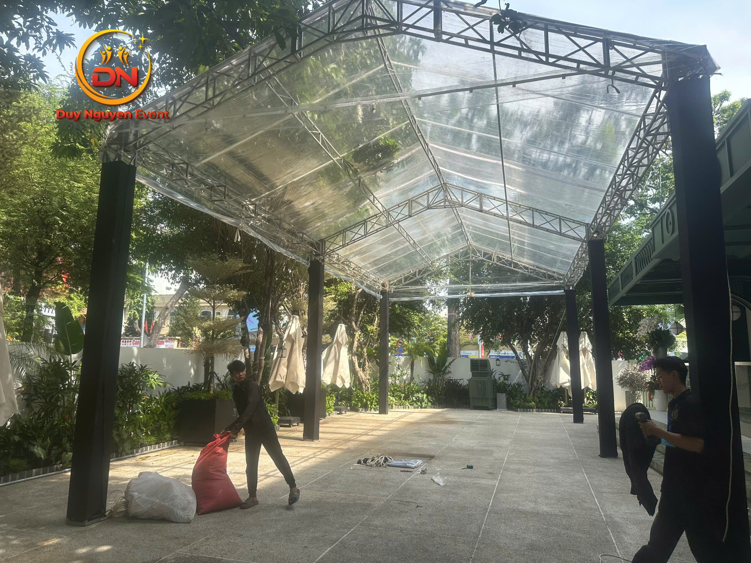 Mẫu nhà bạt trong suốt tổ chức đám cưới tại Đà Lạt lung linh về đêm.