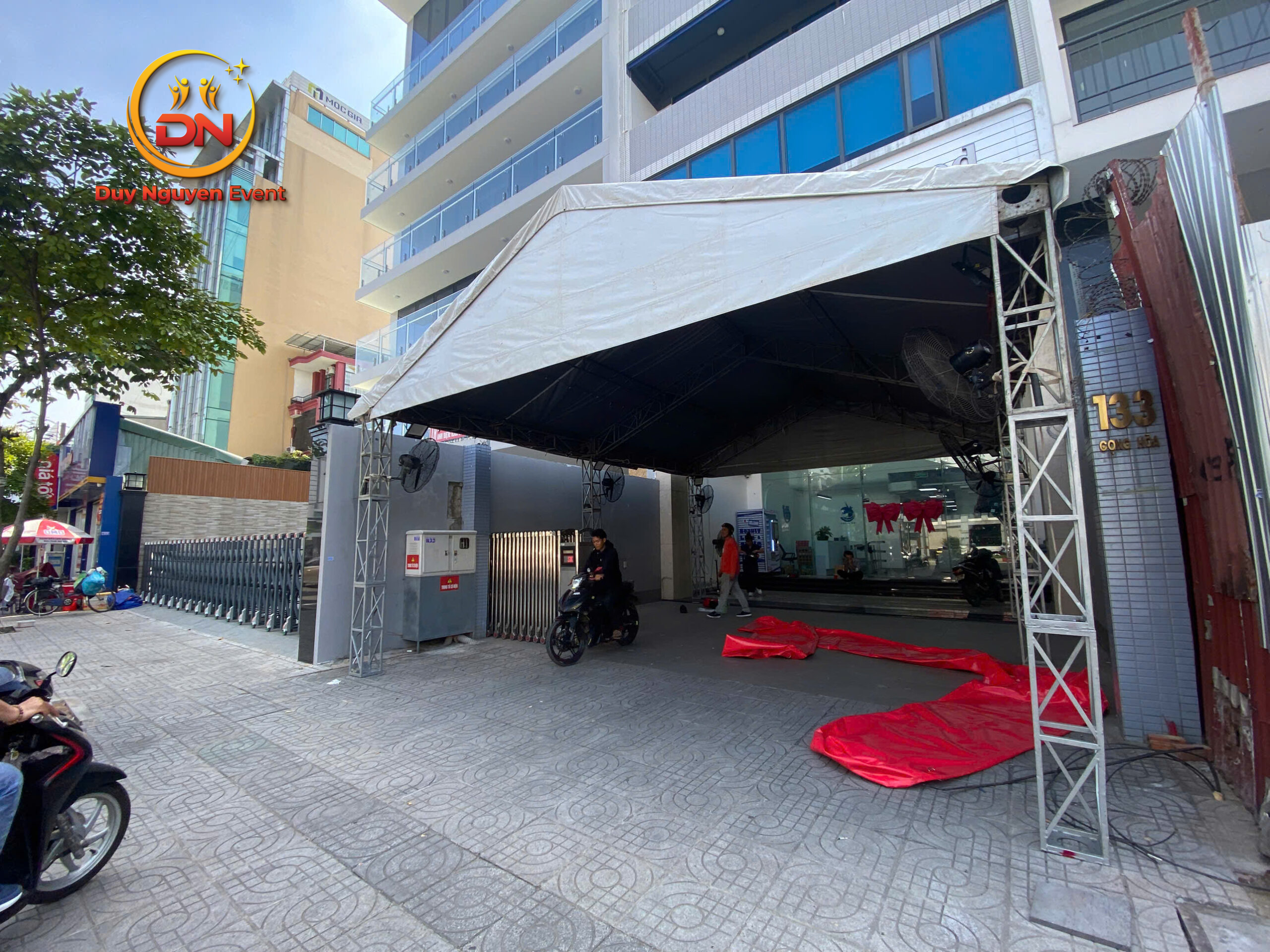 Đội ngũ Sự Kiện Duy Nguyễn thi công lắp dựng nhà bạt an toàn tại Lâm Đồng.