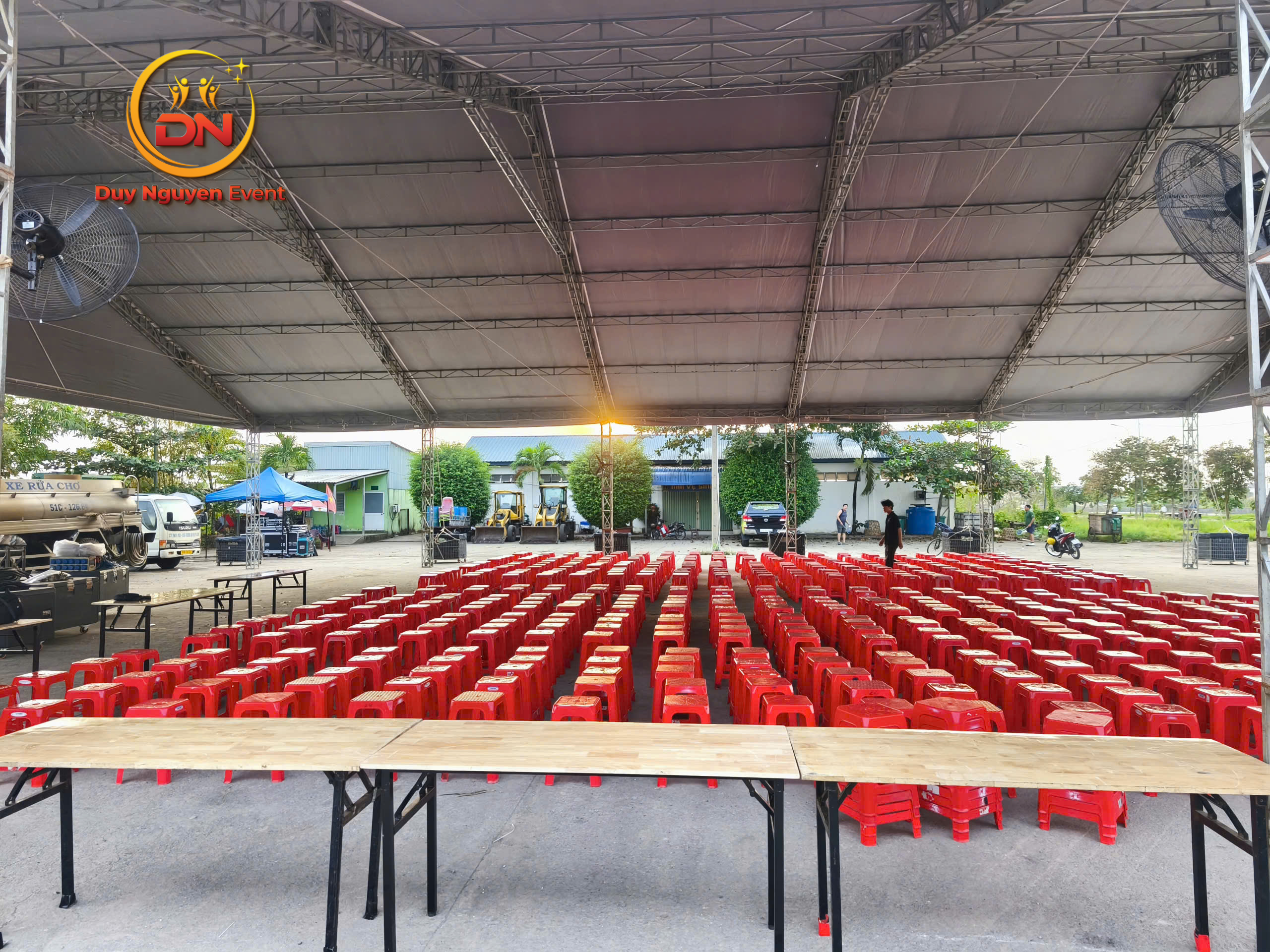 Không gian bên trong nhà bạt được setup trọn gói sân khấu, âm thanh ánh sáng và bàn ghế banquet sang trọng.