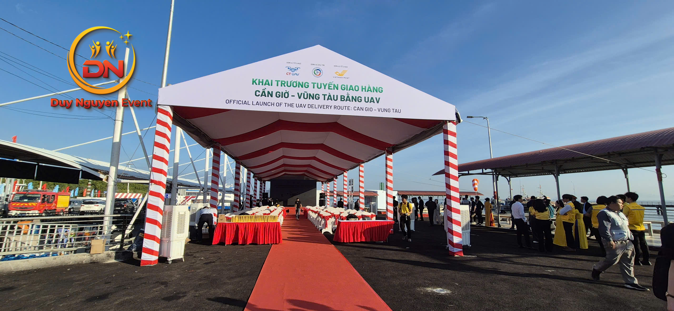 Ảnh toàn cảnh sự kiện từ trên cao, thấy rõ nhà bạt và bờ sông/biển