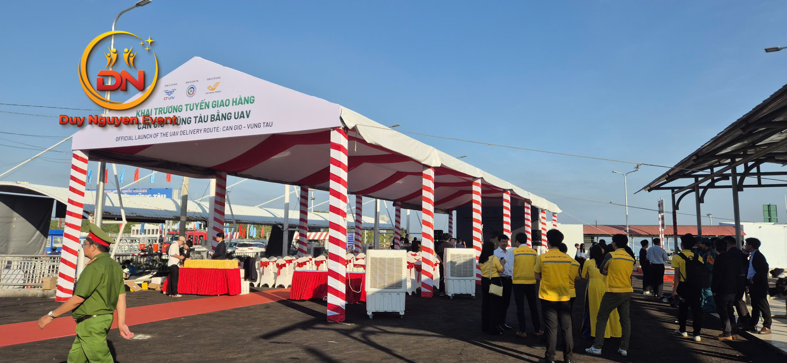 Cận cảnh nhà bạt không gian, trần la phông, khung truss kiên cố