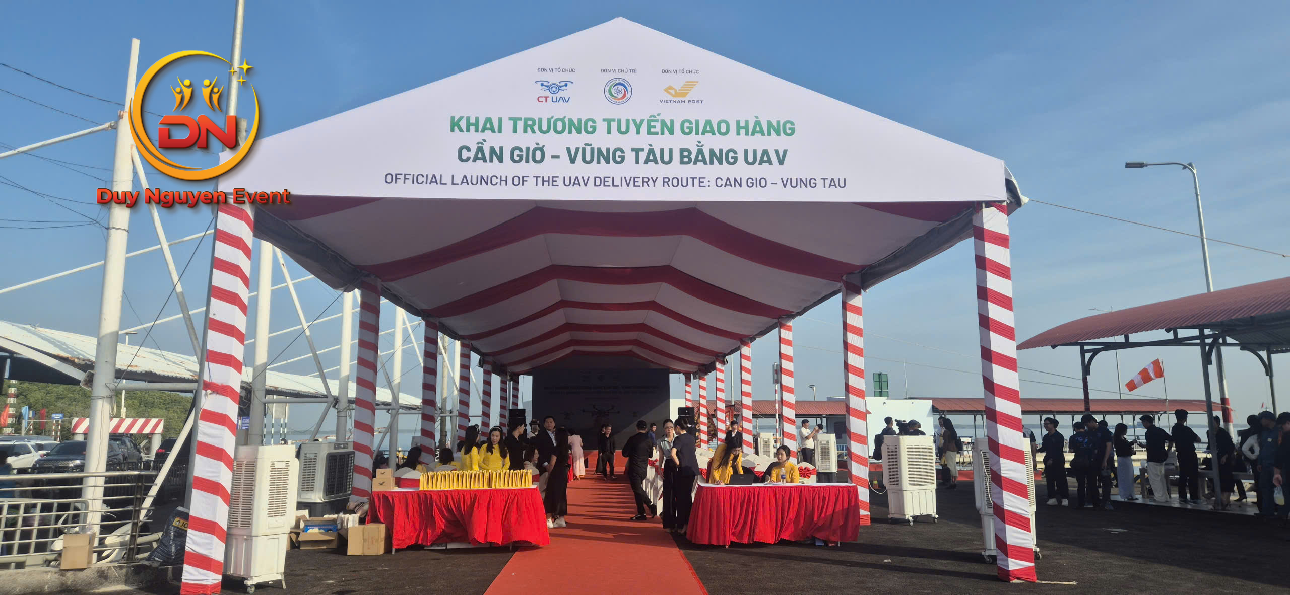 Nghi thức bấm nút khởi bay UAV giao hàng, đại biểu đứng trên sân khấu