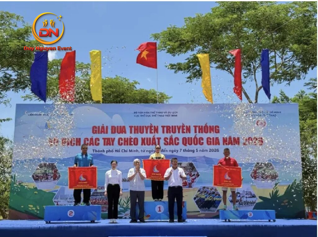 Sân khấu chính Giải đua thuyền truyền thống vô địch các tay chèo xuất sắc quốc gia 2026 do Sự Kiện Duy Nguyễn thi công