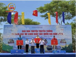 Sân khấu chính Giải đua thuyền truyền thống vô địch các tay chèo xuất sắc quốc gia 2026 do Sự Kiện Duy Nguyễn thi công