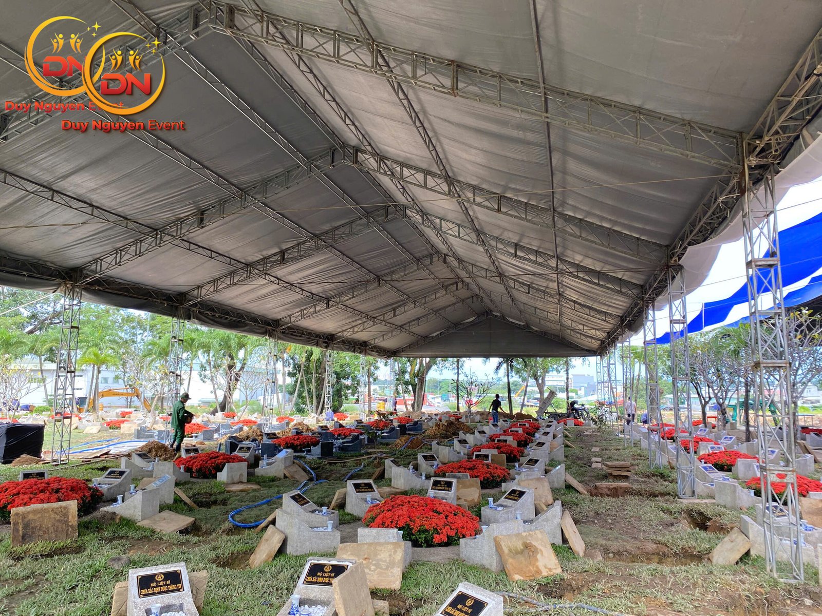Nhà bạt khung kim loại che phủ khu vực tổ chức lễ an táng hài cốt liệt sĩ