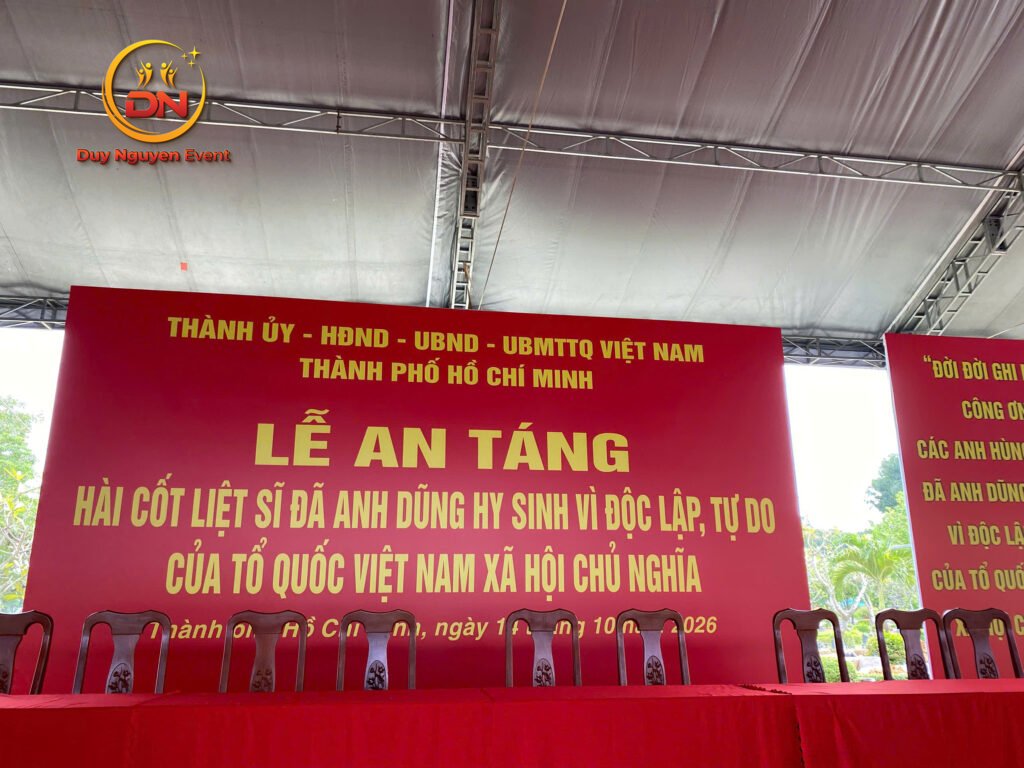 Nhà bạt khung kim loại che phủ khu vực tổ chức lễ an táng hài cốt liệt sĩ