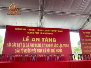 Nhà bạt khung kim loại che phủ khu vực tổ chức lễ an táng hài cốt liệt sĩ